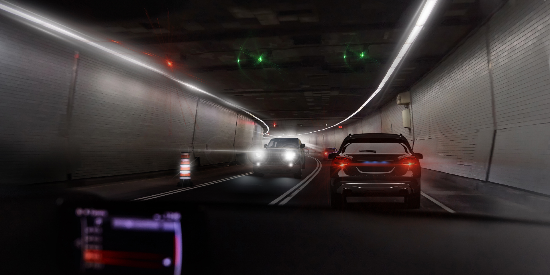 Due immagini del punto di vista di un guidatore in una galleria con traffico in senso contrario; una mostra l&apos;abbagliamento causato dalle auto e dalle luci della galleria e l&apos;altra un abbagliamento nettamente ridotto.