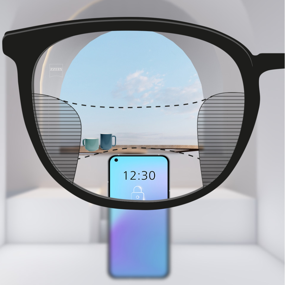 Un cursore di immagine mostra una lente multifocale convenzionale a sinistra, con zone di visione relativamente limitate, a confronto con una lente premium a destra che assicura una visione nitida attraverso un&apos;area maggiore della lente.
