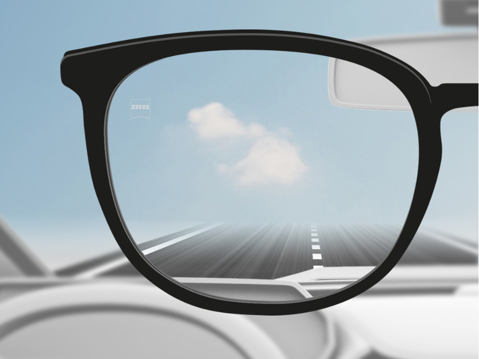 Illustrazione schematica del punto di visione attraverso una lente monofocale DriveSafe che mostra una chiara visuale della strada. . 