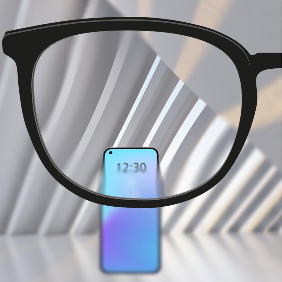 Un cursore di immagine mostra una lente convenzionale a sinistra, con distorsioni nella periferia, a confronto con una lente premium a destra che assicura una visione nitida e non distorta attraverso tutta la lente.