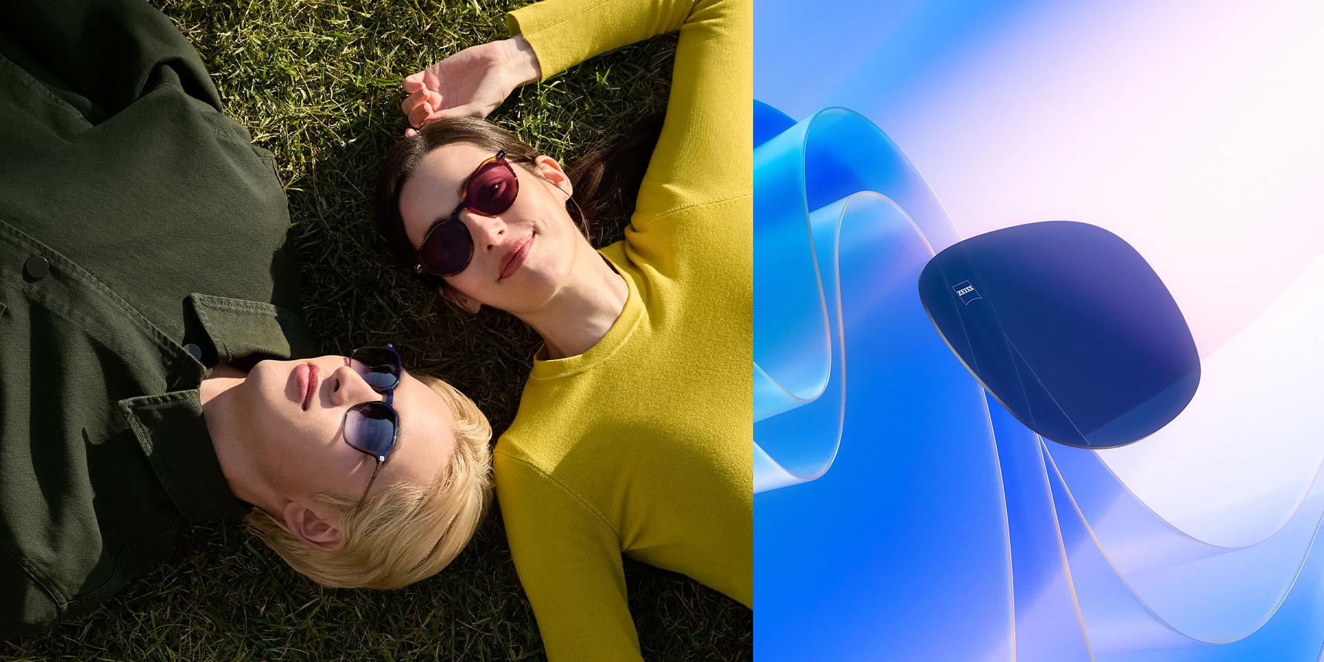 Uomo e donna con occhiali da sole graduati ZEISS che si rilassano sull&apos;erba e guardano il cielo. Viene mostrata una rappresentazione CGI di una lente colorata che fluttua verso la luce del sole e illustra le sue capacità di bloccare i raggi UV