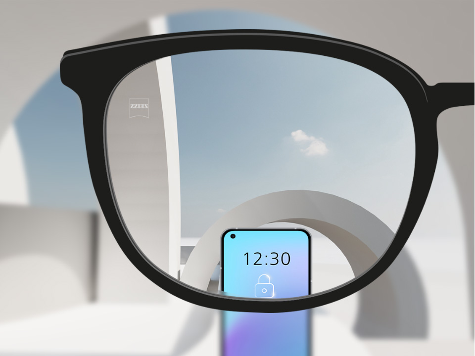 Immagine delle lenti monofocali ZEISS SmartLife con uno smartphone e la lente completamente chiara.