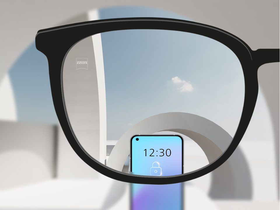 Immagine delle lenti monofocali ZEISS SmartLife con uno smartphone e la lente completamente chiara.