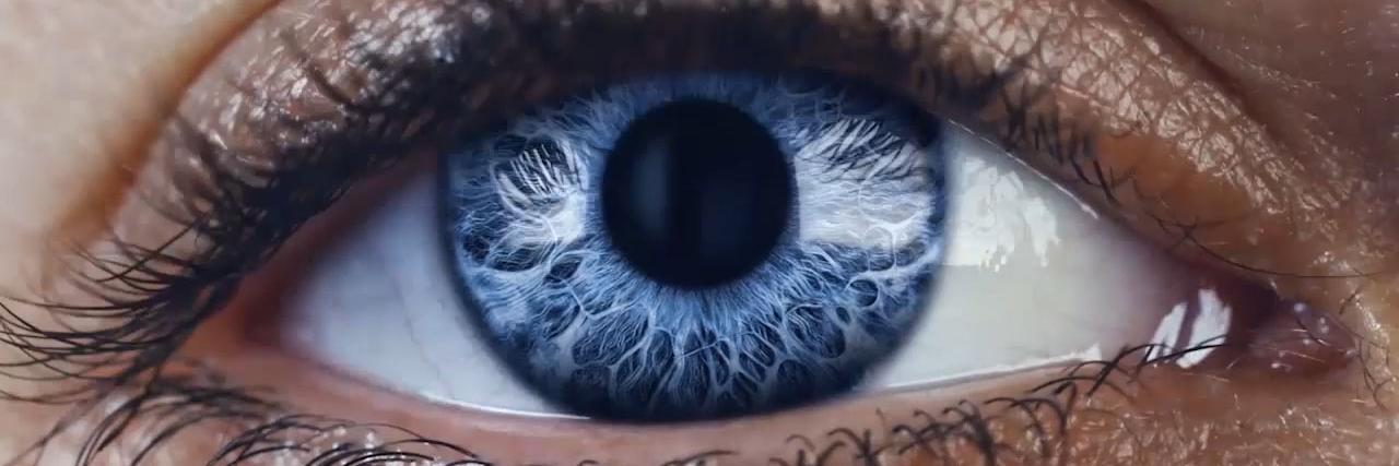 Linee sottili blu astratte su uno sfondo blu scuro si muovo dalla pupilla e dall&apos;iride di un occhio.