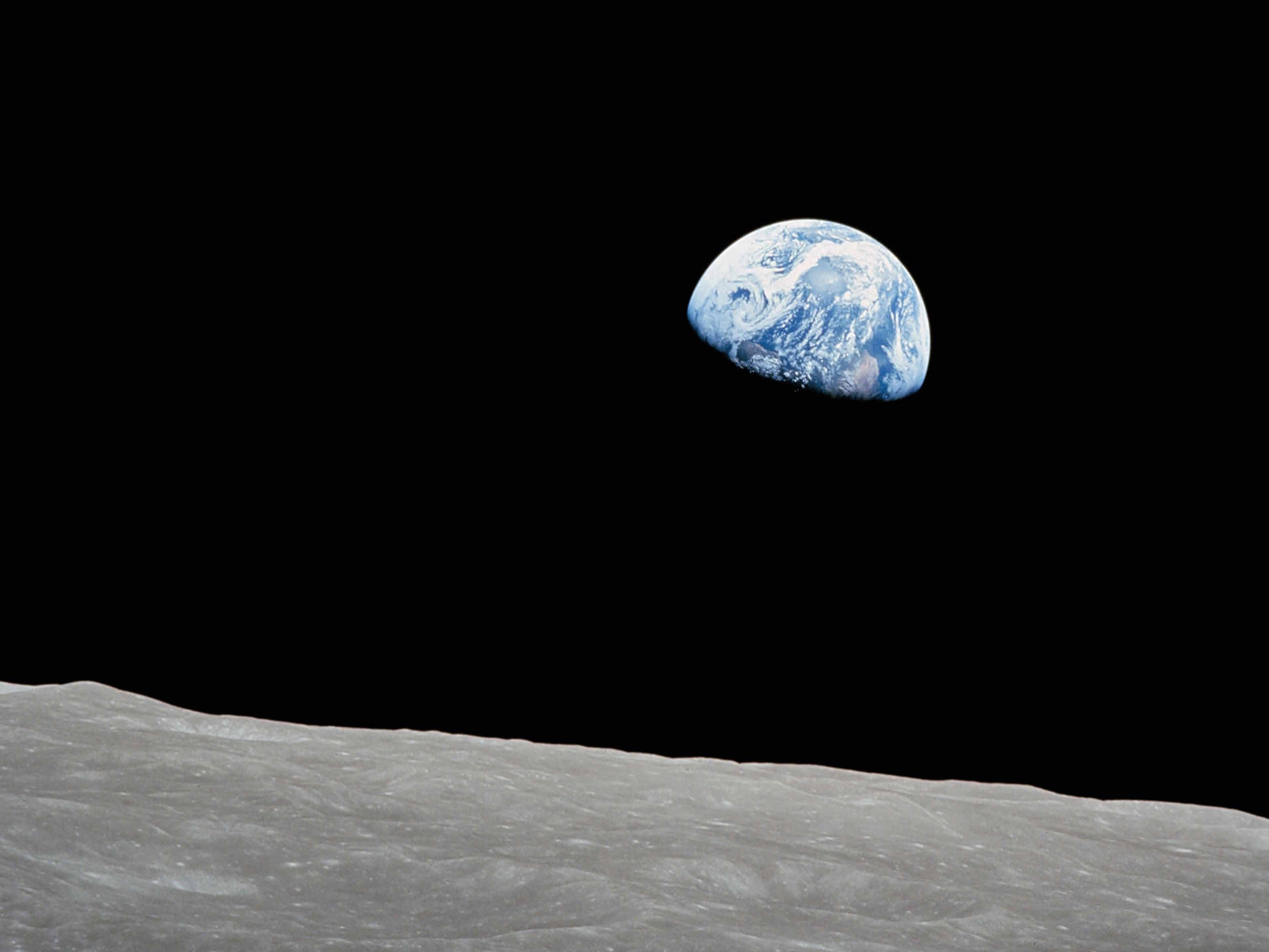 Vista dalla Luna guardando verso la Terra.