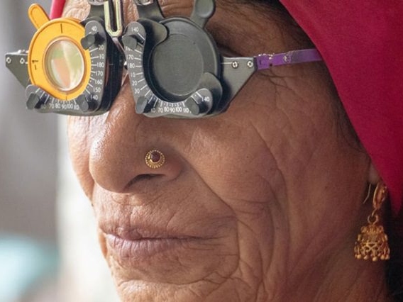 Donna anziana con indosso occhiali da refrazione.