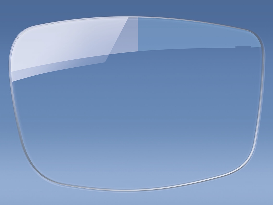 Illustrazione di una lente per occhiali con e senza trattamento antiriflesso 