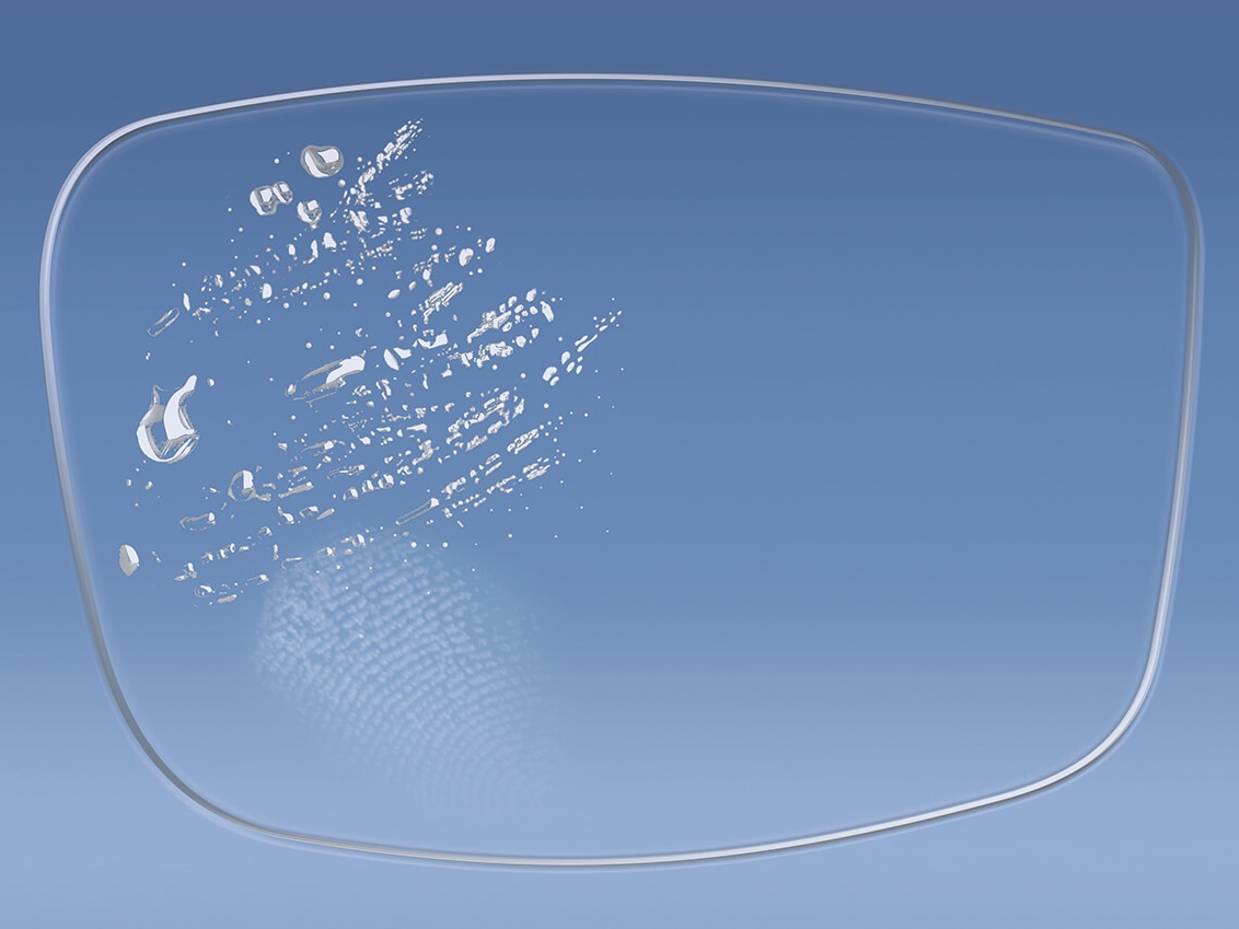 Illustrazione di una lente con e senza trattamenti ZEISS che influenzano la facilità di pulizia della superficie