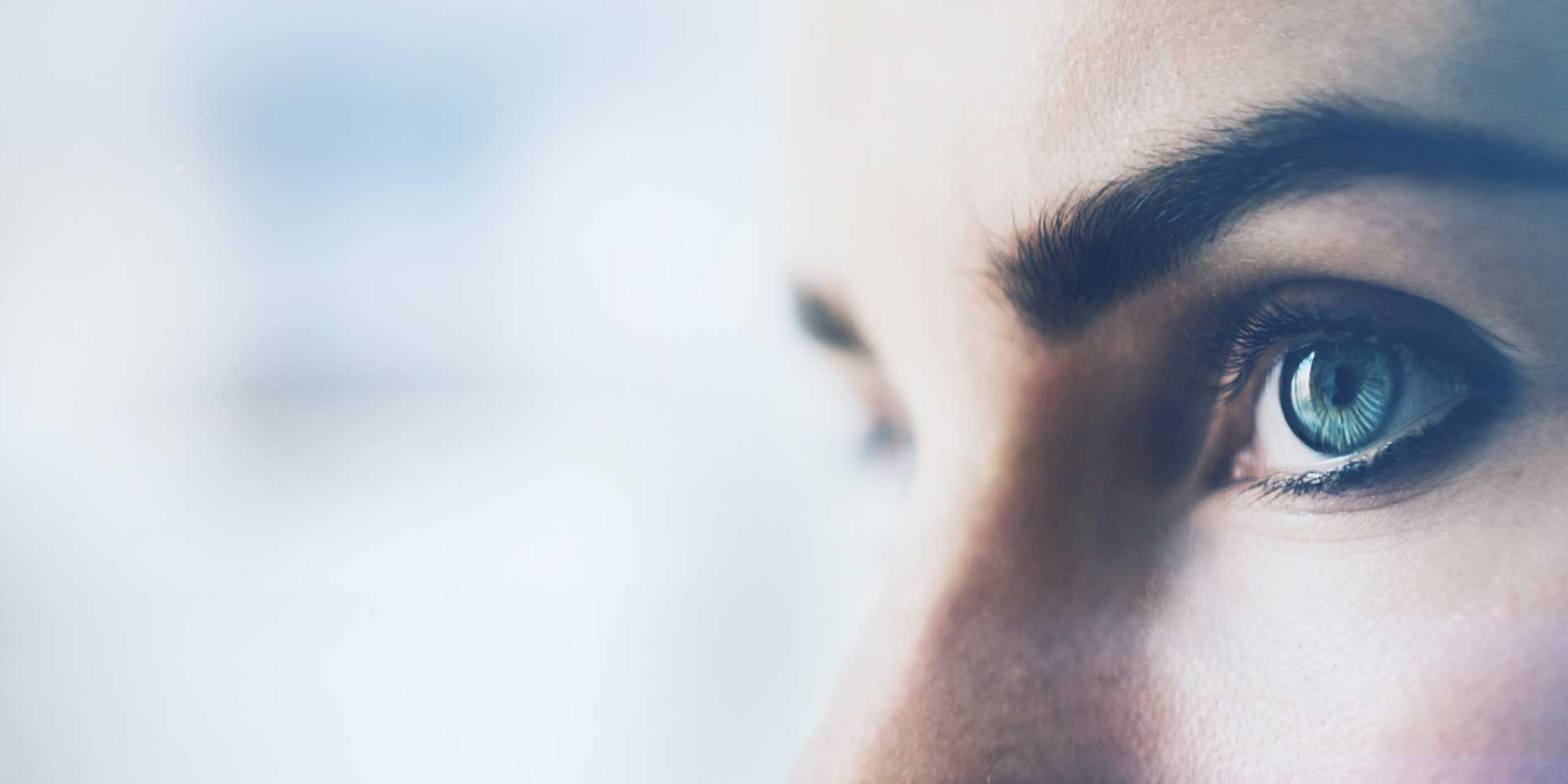 Primo piano dell'occhio della donna con effetti visivi, isolato su sfondo bianco